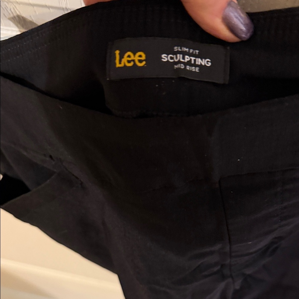Lee Black Slim Fit Sculpting Capri pants - Picture 2 of 5